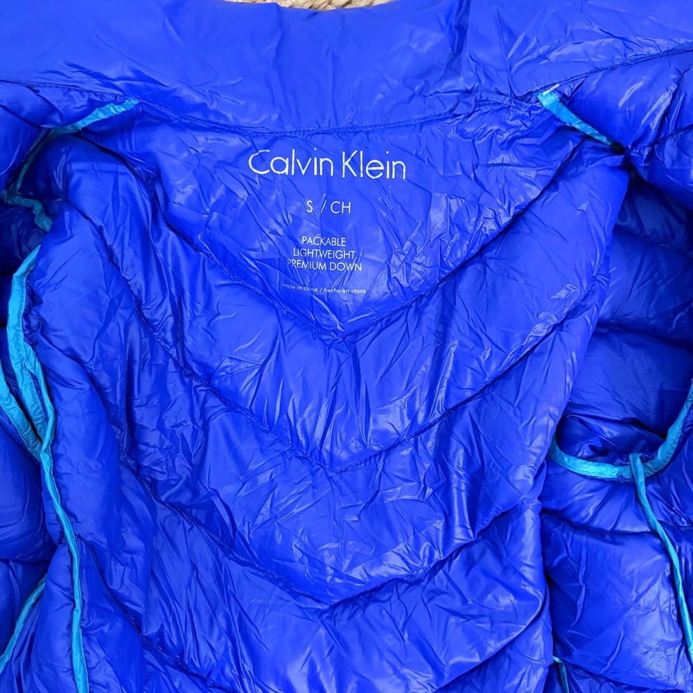🌾 Calvin Klein Chevron Quilted Packable Puffer Coat in Royal Blue - Picture 8 of 9